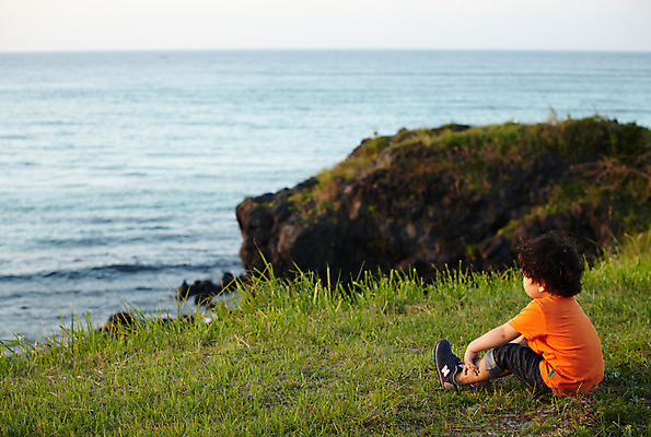 포토 JPG 주간 전신 라이프스타일 응시 남자 어린이라이프 아들 어린이 바다 휴가 한국 한명 사람 앉기 동양인 소년 초원 해변 야외 옆모습 아웃포커스 제주도 소풍 산책 유치원생 절벽 한국인 순수 즐거움 상쾌 함덕해수욕장 남자만 남자한명만 어린이만 소년만 소년한명만 국내포토 자연요소 1 시선 감정 아시아 뷰포인트 컨셉 가족 모션 휴식 촬영기법 인종 생활 야외활동 해수욕장 함덕 파일형식