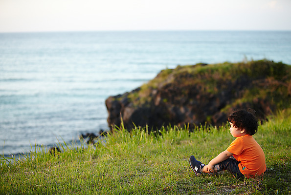 포토 JPG 주간 전신 라이프스타일 응시 남자 어린이라이프 아들 어린이 바다 휴가 한국 한명 사람 앉기 동양인 소년 초원 해변 야외 옆모습 아웃포커스 제주도 소풍 산책 유치원생 절벽 한국인 순수 즐거움 상쾌 함덕해수욕장 남자만 남자한명만 어린이만 소년만 소년한명만 국내포토 자연요소 1 시선 감정 아시아 뷰포인트 컨셉 가족 모션 휴식 촬영기법 인종 생활 야외활동 해수욕장 함덕 파일형식