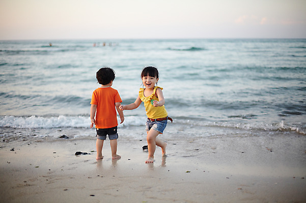 포토 JPG 주간 전신 라이프스타일 여자 남자 딸 어린이라이프 아들 물결 어린이 파도 바다 여행 장난 물놀이 놀이 휴가 한국 남매 서기 미소 웃음 사람 동양인 풍경 소녀 소년 해변 야외 두명 앞모습 뒷모습 아웃포커스 친구 제주도 소풍 산책 유치원생 한국인 해수욕장 순수 즐거움 상쾌 함덕해수욕장 어린이만 국내포토 자연요소 감정 아시아 뷰포인트 컨셉 가족 관계 모션 휴식 촬영기법 표정 인종 생활 야외활동 함덕 파일형식