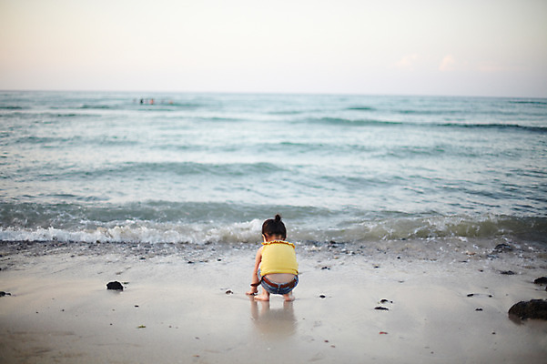 포토 JPG 주간 전신 라이프스타일 여자 딸 어린이라이프 물결 어린이 파도 바다 여행 장난 물놀이 놀이 휴가 한국 한명 사람 앉기 동양인 풍경 소녀 해변 야외 뒷모습 아웃포커스 제주도 소풍 산책 유치원생 한국인 해수욕장 순수 즐거움 상쾌 함덕해수욕장 여자만 여자한명만 어린이만 소녀만 소녀한명만 국내포토 자연요소 1 감정 아시아 뷰포인트 컨셉 가족 모션 휴식 촬영기법 인종 생활 야외활동 함덕 파일형식