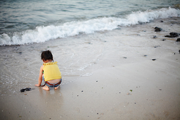 포토 JPG 주간 전신 라이프스타일 여자 딸 어린이라이프 물결 어린이 파도 바다 여행 장난 물놀이 놀이 휴가 한국 한명 사람 앉기 동양인 소녀 해변 야외 뒷모습 아웃포커스 제주도 소풍 산책 유치원생 한국인 해수욕장 순수 즐거움 상쾌 함덕해수욕장 여자만 여자한명만 어린이만 소녀만 소녀한명만 국내포토 자연요소 1 감정 아시아 뷰포인트 컨셉 가족 모션 휴식 촬영기법 인종 생활 야외활동 함덕 파일형식
