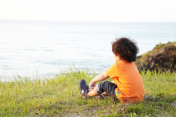 포토 JPG 주간 전신 라이프스타일 응시 남자 어린이라이프 아들 어린이 바다 휴가 한국 한명 사람 앉기 동양인 소년 초원 해변 야외 옆모습 아웃포커스 제주도 소풍 산책 유치원생 절벽 한국인 순수 즐거움 상쾌 함덕해수욕장 남자만 남자한명만 어린이만 소년만 소년한명만 국내포토 자연요소 1 시선 감정 아시아 뷰포인트 컨셉 가족 모션 휴식 촬영기법 인종 생활 야외활동 해수욕장 함덕 파일형식