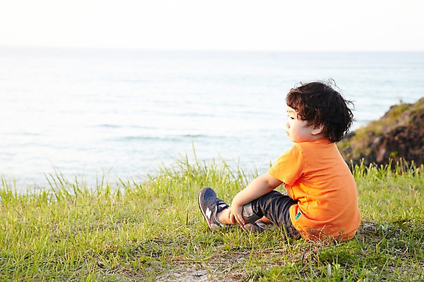 포토 JPG 주간 전신 라이프스타일 응시 남자 어린이라이프 아들 어린이 바다 휴가 한국 한명 사람 앉기 동양인 소년 초원 해변 야외 옆모습 아웃포커스 제주도 소풍 산책 유치원생 절벽 한국인 순수 즐거움 상쾌 함덕해수욕장 남자만 남자한명만 어린이만 소년만 소년한명만 국내포토 자연요소 1 시선 감정 아시아 뷰포인트 컨셉 가족 모션 휴식 촬영기법 인종 생활 야외활동 해수욕장 함덕 파일형식