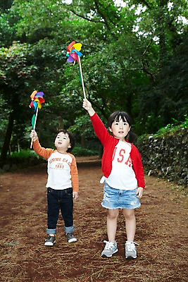 포토 JPG 주간 전신 나무 식물 라이프스타일 여자 남자 딸 어린이라이프 길 아들 어린이 여행 놀이 휴가 한국 남매 서기 들기 사람 동양인 소녀 소년 야외 두명 앞모습 친구 장난감 제주도 소풍 놀이용품 산책 유치원생 산책로 한국인 숲속 숲 오솔길 바람개비 순수 즐거움 상쾌 비자림 숲길 어린이만 국내포토 자연요소 감정 아시아 뷰포인트 컨셉 가족 관계 모션 휴식 인종 생활 야외활동 오브젝트 파일형식