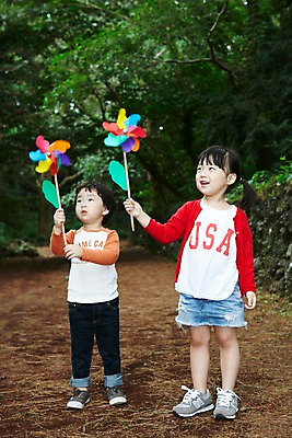 포토 JPG 주간 전신 나무 식물 라이프스타일 응시 여자 남자 딸 어린이라이프 길 아들 어린이 여행 놀이 휴가 한국 남매 서기 미소 웃음 들기 사람 동양인 소녀 소년 야외 두명 앞모습 친구 장난감 제주도 소풍 놀이용품 산책 유치원생 산책로 한국인 숲속 숲 오솔길 바람개비 순수 즐거움 상쾌 비자림 숲길 어린이만 국내포토 자연요소 시선 감정 아시아 뷰포인트 컨셉 가족 관계 모션 휴식 표정 인종 생활 야외활동 오브젝트 파일형식