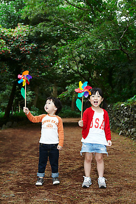포토 JPG 주간 전신 나무 식물 라이프스타일 여자 남자 딸 어린이라이프 길 아들 어린이 여행 놀이 휴가 한국 남매 서기 미소 웃음 들기 사람 동양인 소녀 소년 야외 두명 앞모습 친구 장난감 제주도 소풍 놀이용품 산책 유치원생 산책로 한국인 숲속 숲 오솔길 바람개비 순수 즐거움 상쾌 비자림 숲길 어린이만 국내포토 자연요소 감정 아시아 뷰포인트 컨셉 가족 관계 모션 휴식 표정 인종 생활 야외활동 오브젝트 파일형식