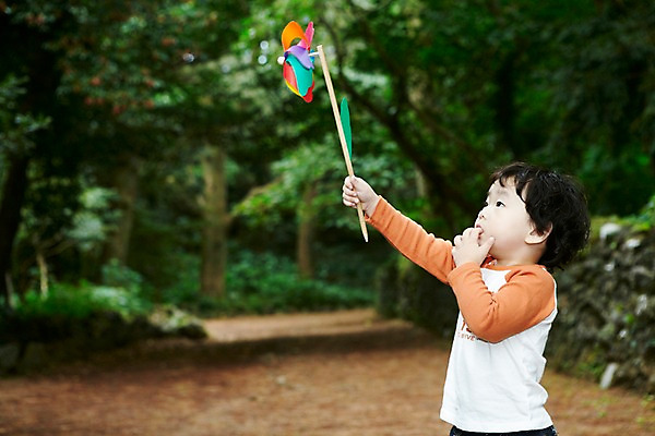 포토 JPG 주간 나무 식물 라이프스타일 응시 남자 어린이라이프 길 아들 어린이 여행 놀이 휴가 한국 한명 서기 들기 사람 동양인 소년 상반신 야외 옆모습 아웃포커스 장난감 제주도 소풍 놀이용품 산책 유치원생 산책로 한국인 숲속 숲 오솔길 바람개비 순수 즐거움 상쾌 비자림 숲길 남자만 남자한명만 어린이만 소년만 소년한명만 국내포토 자연요소 1 시선 감정 아시아 뷰포인트 컨셉 가족 모션 휴식 촬영기법 인종 생활 야외활동 오브젝트 파일형식