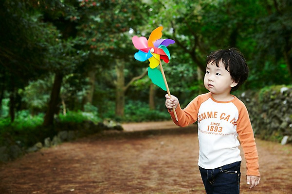 포토 JPG 주간 나무 식물 라이프스타일 응시 남자 어린이라이프 길 아들 어린이 여행 놀이 휴가 한국 한명 서기 들기 사람 동양인 소년 야외 앞모습 아웃포커스 장난감 제주도 소풍 놀이용품 산책 유치원생 산책로 한국인 숲속 숲 오솔길 바람개비 순수 즐거움 상쾌 비자림 숲길 남자만 남자한명만 어린이만 소년만 소년한명만 국내포토 자연요소 1 시선 감정 아시아 뷰포인트 컨셉 가족 모션 휴식 촬영기법 인종 생활 야외활동 오브젝트 파일형식
