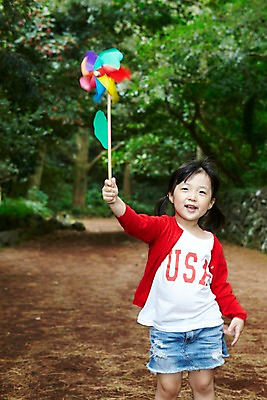 포토 JPG 주간 나무 식물 라이프스타일 여자 딸 어린이라이프 길 어린이 여행 놀이 휴가 한국 한명 서기 미소 웃음 들기 사람 동양인 소녀 야외 앞모습 아웃포커스 장난감 제주도 소풍 놀이용품 산책 유치원생 산책로 한국인 숲속 숲 오솔길 바람개비 순수 즐거움 상쾌 비자림 숲길 여자만 여자한명만 어린이만 소녀만 소녀한명만 국내포토 자연요소 1 감정 아시아 뷰포인트 컨셉 가족 모션 휴식 촬영기법 표정 인종 생활 야외활동 오브젝트 파일형식