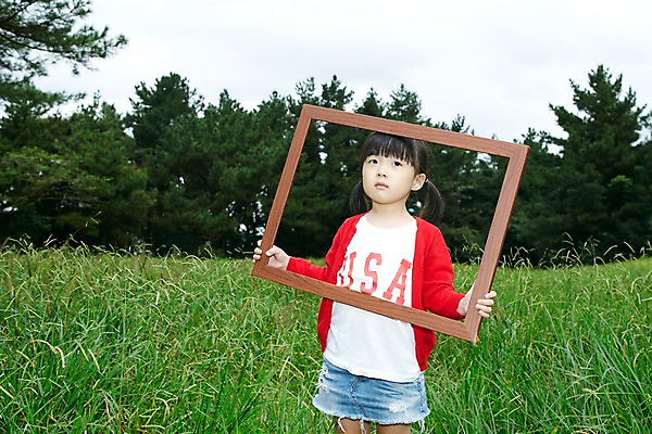 포토 JPG 주간 나무 식물 라이프스타일 여자 딸 어린이라이프 어린이 여행 포즈 액자 모션 자연 휴가 프레임 한국 액자틀 한명 서기 들기 사람 동양인 소녀 초원 야외 앞모습 제주도 소풍 사진촬영 산책 유치원생 한국인 풀 숲속 숲 순수 즐거움 상쾌 비자림 풀숲 기념사진 여자만 여자한명만 어린이만 소녀만 소녀한명만 국내포토 자연요소 1 감정 아시아 뷰포인트 컨셉 가족 휴식 틀 인종 생활 야외활동 촬영 생태계 파일형식