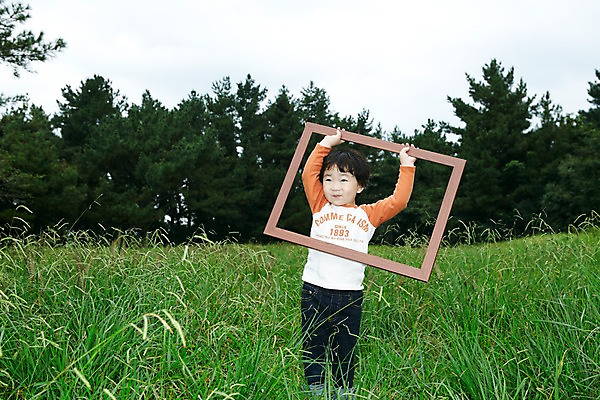 포토 JPG 주간 전신 나무 식물 라이프스타일 남자 어린이라이프 아들 어린이 여행 포즈 액자 모션 자연 휴가 프레임 한국 액자틀 한명 서기 미소 웃음 들기 사람 동양인 소년 초원 야외 앞모습 제주도 소풍 사진촬영 산책 유치원생 한국인 풀 숲속 숲 순수 즐거움 상쾌 비자림 풀숲 기념사진 남자만 남자한명만 어린이만 소년만 소년한명만 국내포토 자연요소 1 감정 아시아 뷰포인트 컨셉 가족 휴식 표정 틀 인종 생활 야외활동 촬영 생태계 파일형식