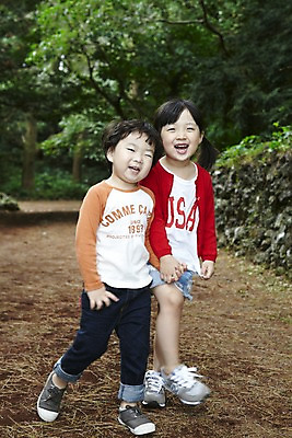 포토 JPG 주간 전신 나무 식물 라이프스타일 여자 남자 딸 어린이라이프 길 아들 어린이 여행 휴가 한국 남매 서기 미소 웃음 사람 동양인 소녀 소년 야외 두명 앞모습 친구 제주도 소풍 걷기 손잡기 산책 유치원생 산책로 한국인 숲속 숲 오솔길 순수 즐거움 상쾌 비자림 숲길 어린이만 국내포토 자연요소 감정 아시아 뷰포인트 컨셉 가족 관계 모션 휴식 표정 인종 생활 야외활동 파일형식