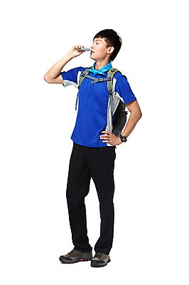 포토 JPG 스튜디오촬영 전신 해외기획촬영 라이프스타일 남자 허리손 가방 2011년중국 배낭 레저용품 레저 실내 건강 아웃도어 한명 서기 들기 누끼 사람 동양인 20대 성인 취미 앞모습 레포츠 운동 중국인 건강관리 스카프 등산 트래킹 마시기 갈증 먹기 물병 등산복 등산용품 손수건 등산화 수통 남자만 남자한명만 성인남자만 청년만 청년남자만 청년남자한명만 성인한명만 성인남자한명만 성인만 국내포토 외국인 1 잡화 옷 뷰포인트 포즈 신발 모션 관리 인종 청년 내부 생활 목도리 물통 레포츠용품 파일형식
