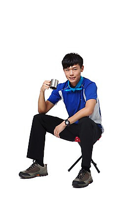 포토 JPG 스튜디오촬영 전신 해외기획촬영 라이프스타일 남자 커피 음료 의자 2011년중국 레저용품 레저 잔 실내 아웃도어 캠핑도구 한명 미소 웃음 들기 누끼 사람 앉기 동양인 20대 성인 취미 앞모습 컵 레포츠 중국인 스카프 등산 캠핑 등산복 손수건 등산화 간이의자 남자만 남자한명만 성인남자만 청년만 청년남자만 청년남자한명만 성인한명만 성인남자한명만 성인만 국내포토 외국인 1 식기 옷 뷰포인트 가구 신발 모션 표정 인종 청년 내부 생활 목도리 트래킹 도구 등산용품 파일형식