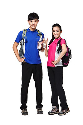 포토 JPG 스튜디오촬영 전신 해외기획촬영 라이프스타일 커플 여자 남자 가방 2011년중국 배낭 레저용품 레저 실내 건강 아웃도어 서기 미소 웃음 들기 누끼 사람 동양인 20대 성인 취미 두명 앞모습 물 레포츠 운동 중국인 건강관리 등산 트래킹 갈증 물병 등산복 등산용품 등산화 청년만 성인만 국내포토 자연요소 외국인 잡화 옷 뷰포인트 신발 관계 모션 표정 관리 인종 청년 내부 생활 물통 레포츠용품 파일형식