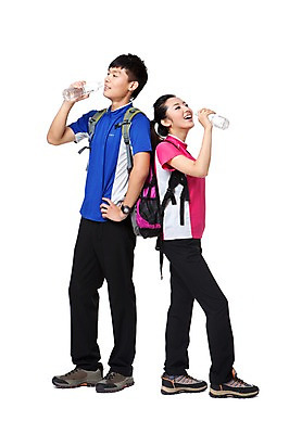 포토 JPG 스튜디오촬영 전신 해외기획촬영 라이프스타일 커플 여자 남자 가방 2011년중국 배낭 레저용품 레저 실내 건강 아웃도어 서기 미소 웃음 들기 누끼 사람 동양인 20대 성인 취미 두명 옆모습 물 레포츠 운동 중국인 건강관리 등산 트래킹 마시기 등맞대기 갈증 먹기 물병 등산복 등산용품 등산화 청년만 성인만 국내포토 자연요소 외국인 잡화 옷 뷰포인트 신발 관계 모션 표정 관리 인종 청년 내부 생활 물통 레포츠용품 파일형식