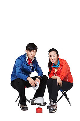 포토 JPG 스튜디오촬영 전신 해외기획촬영 라이프스타일 커플 여자 남자 음식 의자 2011년중국 레저용품 레저 실내 아웃도어 캠핑도구 요리 미소 웃음 들기 누끼 사람 앉기 동양인 20대 성인 취미 두명 레포츠 중국인 등산 캠핑 뚜껑 냄비 등산복 등산화 연료 코펠 간이의자 청년만 성인만 국내포토 외국인 옷 가구 신발 관계 모션 표정 인종 청년 내부 생활 트래킹 도구 솥 등산용품 파일형식