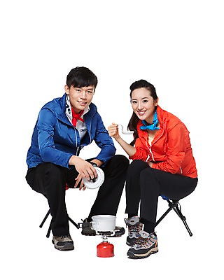 포토 JPG 스튜디오촬영 전신 해외기획촬영 라이프스타일 커플 여자 남자 음식 의자 2011년중국 레저용품 레저 실내 아웃도어 캠핑도구 요리 미소 웃음 들기 누끼 사람 앉기 동양인 20대 성인 취미 두명 레포츠 중국인 등산 캠핑 뚜껑 냄비 등산복 국자 등산화 연료 코펠 간이의자 청년만 성인만 국내포토 외국인 옷 가구 신발 관계 모션 주방용품 표정 인종 청년 내부 생활 트래킹 도구 솥 등산용품 파일형식
