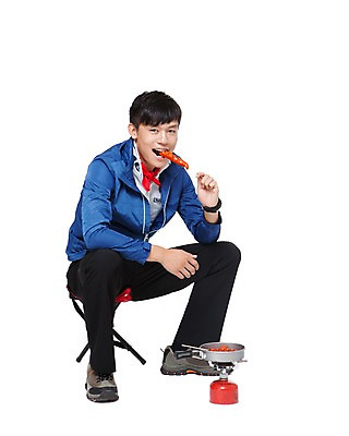 포토 JPG 스튜디오촬영 전신 해외기획촬영 라이프스타일 남자 음식 의자 2011년중국 레저용품 레저 실내 아웃도어 캠핑도구 요리 한명 미소 웃음 들기 누끼 사람 앉기 동양인 20대 성인 취미 앞모습 레포츠 중국인 등산 캠핑 냄비 먹기 등산복 등산화 연료 코펠 간이의자 핫바 남자만 남자한명만 성인남자만 청년만 청년남자만 청년남자한명만 성인한명만 성인남자한명만 성인만 국내포토 외국인 1 옷 뷰포인트 가구 신발 모션 디저트 표정 인종 청년 내부 생활 트래킹 도구 솥 등산용품 파일형식