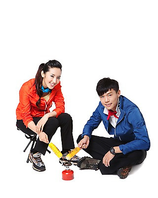 포토 JPG 스튜디오촬영 전신 해외기획촬영 라이프스타일 커플 여자 남자 음식 의자 2011년중국 레저용품 레저 실내 아웃도어 캠핑도구 옥수수 요리 미소 웃음 들기 누끼 사람 앉기 동양인 20대 성인 취미 두명 레포츠 중국인 등산 캠핑 굽기 구이 등산복 등산화 연료 간이의자 청년만 성인만 국내포토 외국인 옷 가구 신발 관계 모션 곡류 표정 인종 청년 내부 생활 트래킹 도구 등산용품 파일형식