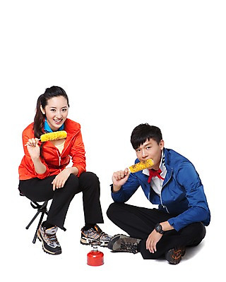 포토 JPG 스튜디오촬영 전신 해외기획촬영 라이프스타일 커플 여자 남자 음식 의자 2011년중국 레저용품 레저 실내 아웃도어 캠핑도구 옥수수 요리 미소 웃음 들기 누끼 사람 앉기 동양인 20대 성인 취미 두명 레포츠 중국인 등산 캠핑 먹기 등산복 등산화 연료 간이의자 청년만 성인만 국내포토 외국인 옷 가구 신발 관계 모션 곡류 표정 인종 청년 내부 생활 트래킹 도구 등산용품 파일형식