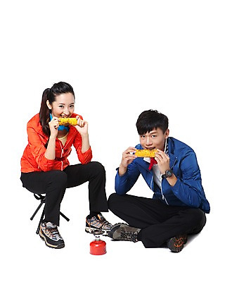 포토 JPG 스튜디오촬영 전신 해외기획촬영 라이프스타일 커플 여자 남자 음식 의자 2011년중국 레저용품 레저 실내 아웃도어 캠핑도구 옥수수 요리 미소 웃음 들기 누끼 사람 앉기 동양인 20대 성인 취미 두명 레포츠 중국인 등산 캠핑 먹기 등산복 등산화 연료 간이의자 청년만 성인만 국내포토 외국인 옷 가구 신발 관계 모션 곡류 표정 인종 청년 내부 생활 트래킹 도구 등산용품 파일형식