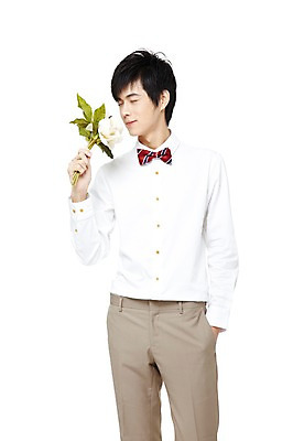 포토 JPG 스튜디오촬영 식물 해외기획촬영 남자 꽃 프로포즈 2011년중국 나비넥타이 실내 선물 한명 서기 들기 누끼 사람 동양인 정장 이벤트 20대 성인 앞모습 중국인 눈감음 향기 냄새 남자만 남자한명만 성인남자만 청년만 청년남자만 청년남자한명만 성인한명만 성인남자한명만 성인만 국내포토 외국인 1 옷 뷰포인트 모션 넥타이 인종 청년 내부 파일형식