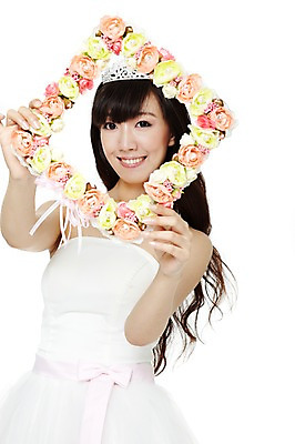 포토 JPG 스튜디오촬영 식물 해외기획촬영 긴머리 드레스 여자 꽃 신부 웨딩드레스 포즈 액자 결혼 2011년중국 모션 결혼식 왕관 프레임 실내 액자틀 한명 서기 미소 웃음 들기 누끼 사람 동양인 상반신 20대 성인 앞모습 중국인 여자만 여자한명만 성인여자만 청년만 청년여자만 성인한명만 청년여자한명만 성인여자한명만 성인만 국내포토 외국인 1 헤어스타일 옷 뷰포인트 표정 틀 인종 이벤트 청년 내부 파일형식