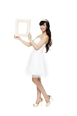 포토 JPG 스튜디오촬영 전신 해외기획촬영 긴머리 드레스 여자 신부 웨딩드레스 포즈 액자 결혼 2011년중국 모션 결혼식 왕관 프레임 실내 액자틀 한명 서기 미소 웃음 들기 누끼 사람 동양인 20대 성인 옆모습 중국인 하이힐 여자만 여자한명만 성인여자만 청년만 청년여자만 성인한명만 청년여자한명만 성인여자한명만 성인만 국내포토 외국인 1 헤어스타일 옷 구두 뷰포인트 표정 틀 인종 이벤트 청년 내부 여성화 파일형식