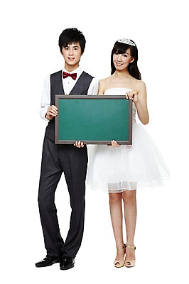 포토 JPG 스튜디오촬영 전신 해외기획촬영 커플 드레스 여자 남자 신부 한쌍 웨딩드레스 신랑 결혼 2011년중국 결혼식 나비넥타이 왕관 광고판 알림판 실내 서기 미소 웃음 들기 누끼 사람 동양인 정장 턱시도 20대 성인 두명 앞모습 중국인 칠판 하이힐 알림 청년만 성인만 국내포토 외국인 옷 구두 뷰포인트 관계 모션 넥타이 표정 인종 이벤트 청년 내부 여성화 판 파일형식