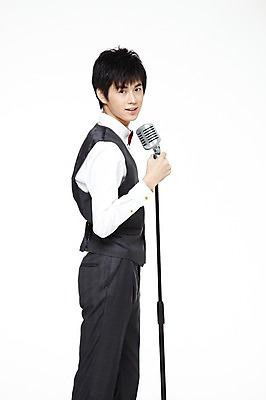 포토 JPG 스튜디오촬영 해외기획촬영 기념일 남자 음악 2011년중국 노래 실내 한명 서기 미소 웃음 누끼 사람 정장 턱시도 이벤트 20대 성인 옆모습 중국인 스탠드마이크 마이크 남자만 남자한명만 성인남자만 청년만 청년남자만 청년남자한명만 성인한명만 성인남자한명만 성인만 국내포토 외국인 1 옷 뷰포인트 음향기기 모션 문화예술 표정 동양인 청년 내부 파일형식