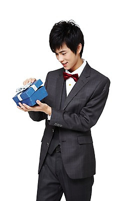 포토 JPG 스튜디오촬영 해외기획촬영 응시 기념일 남자 2011년중국 나비넥타이 실내 선물 한명 서기 미소 웃음 들기 누끼 사람 동양인 정장 턱시도 이벤트 20대 성인 앞모습 선물상자 상자 중국인 오픈 남자만 남자한명만 성인남자만 청년만 청년남자만 청년남자한명만 성인한명만 성인남자한명만 성인만 국내포토 외국인 1 시선 옷 뷰포인트 모션 넥타이 표정 인종 청년 내부 파일형식