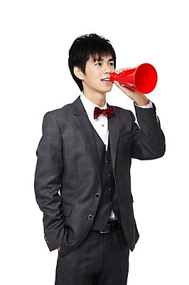 포토 JPG 스튜디오촬영 해외기획촬영 응시 남자 2011년중국 응원 나비넥타이 실내 한명 서기 들기 누끼 사람 동양인 정장 턱시도 이벤트 20대 성인 앞모습 중국인 확성기 외침 응원용품 응원나팔 남자만 남자한명만 성인남자만 청년만 청년남자만 청년남자한명만 성인한명만 성인남자한명만 성인만 국내포토 외국인 1 시선 옷 뷰포인트 모션 넥타이 인종 청년 내부 소리 오브젝트 파일형식