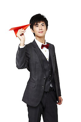 포토 JPG 스튜디오촬영 해외기획촬영 응시 남자 2011년중국 나비넥타이 실내 한명 서기 들기 누끼 사람 동양인 정장 턱시도 20대 성인 앞모습 중국인 놀이용품 종이비행기 비행기놀이 남자만 남자한명만 성인남자만 청년만 청년남자만 청년남자한명만 성인한명만 성인남자한명만 성인만 국내포토 외국인 1 시선 옷 뷰포인트 모션 놀이 넥타이 인종 청년 내부 오브젝트 종이접기 파일형식