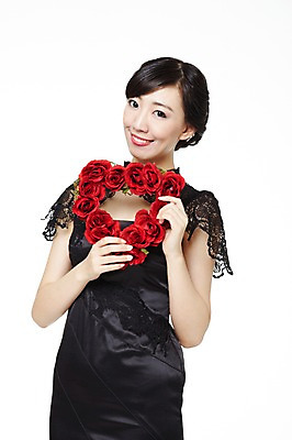 포토 JPG 스튜디오촬영 식물 해외기획촬영 드레스 여자 기념일 꽃 액자 2011년중국 프레임 실내 액자틀 선물 한명 미소 웃음 들기 누끼 사람 동양인 이벤트 상반신 20대 성인 앞모습 치마 중국인 장미 여자만 여자한명만 성인여자만 청년만 청년여자만 성인한명만 청년여자한명만 성인여자한명만 성인만 국내포토 외국인 1 옷 뷰포인트 모션 하의 표정 틀 인종 청년 내부 파일형식