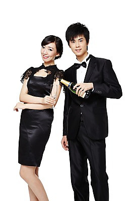 포토 JPG 스튜디오촬영 해외기획촬영 커플 드레스 여자 기념일 남자 음료 음식 한쌍 와인잔 2011년중국 나비넥타이 술병 잔 주류 실내 서기 미소 웃음 들기 누끼 사람 동양인 정장 턱시도 이벤트 20대 성인 두명 앞모습 컵 중국인 파티 와인 모임 붓기 음주 와인병 청년만 성인만 국내포토 외국인 식기 옷 뷰포인트 술잔 관계 모션 넥타이 병_용기 표정 인종 청년 내부 파일형식