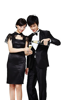 포토 JPG 스튜디오촬영 해외기획촬영 커플 드레스 여자 기념일 남자 음료 음식 한쌍 와인잔 2011년중국 나비넥타이 술병 잔 주류 실내 서기 미소 웃음 들기 누끼 사람 동양인 정장 턱시도 이벤트 20대 성인 두명 앞모습 컵 중국인 파티 와인 모임 붓기 음주 와인병 청년만 성인만 국내포토 외국인 식기 옷 뷰포인트 술잔 관계 모션 넥타이 병_용기 표정 인종 청년 내부 파일형식