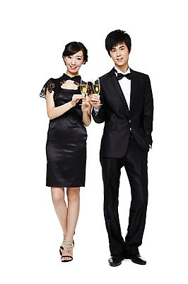 포토 JPG 스튜디오촬영 전신 해외기획촬영 커플 드레스 여자 기념일 남자 음료 음식 한쌍 와인잔 2011년중국 나비넥타이 잔 주류 실내 서기 미소 웃음 들기 누끼 사람 동양인 정장 턱시도 이벤트 20대 성인 두명 앞모습 컵 중국인 파티 와인 모임 음주 건배 청년만 성인만 국내포토 외국인 식기 옷 뷰포인트 술잔 관계 모션 넥타이 표정 인종 청년 내부 파일형식