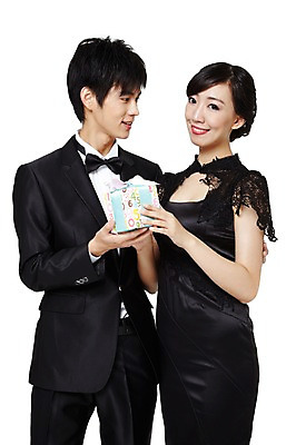 포토 JPG 스튜디오촬영 해외기획촬영 커플 드레스 여자 기념일 남자 한쌍 2011년중국 나비넥타이 실내 선물 서기 미소 웃음 들기 누끼 사람 동양인 정장 턱시도 이벤트 20대 성인 두명 앞모습 선물상자 상자 중국인 파티 모임 청년만 성인만 국내포토 외국인 옷 뷰포인트 관계 모션 넥타이 표정 인종 청년 내부 파일형식