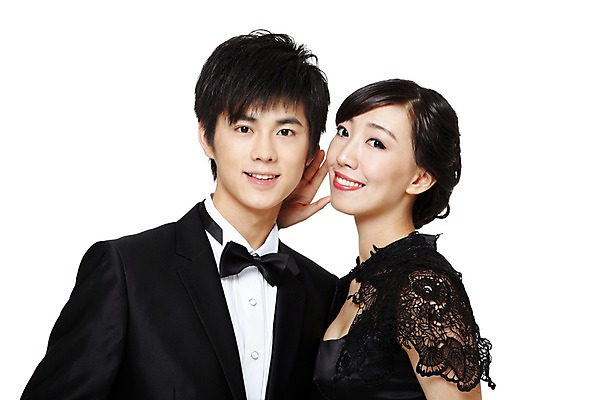 포토 JPG 스튜디오촬영 해외기획촬영 커플 드레스 여자 기념일 남자 한쌍 2011년중국 나비넥타이 실내 미소 웃음 누끼 사람 동양인 정장 턱시도 이벤트 상반신 20대 성인 두명 앞모습 중국인 파티 모임 귓속말 청년만 성인만 국내포토 외국인 옷 뷰포인트 관계 넥타이 표정 인종 청년 내부 파일형식