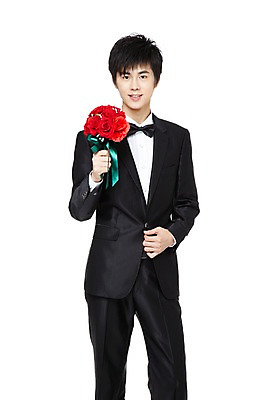 포토 JPG 스튜디오촬영 식물 해외기획촬영 남자 꽃 꽃다발 여러송이 프로포즈 2011년중국 실내 선물 한명 서기 미소 웃음 들기 누끼 사람 동양인 정장 턱시도 이벤트 20대 성인 앞모습 중국인 장미 남자만 남자한명만 성인남자만 청년만 청년남자만 청년남자한명만 성인한명만 성인남자한명만 성인만 국내포토 외국인 1 옷 뷰포인트 다수 모션 표정 인종 청년 내부 파일형식