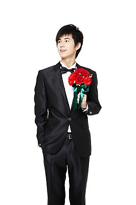포토 JPG 스튜디오촬영 식물 해외기획촬영 응시 남자 꽃 꽃다발 여러송이 프로포즈 2011년중국 실내 선물 한명 서기 미소 웃음 들기 누끼 사람 동양인 정장 턱시도 이벤트 20대 성인 앞모습 중국인 장미 남자만 남자한명만 성인남자만 청년만 청년남자만 청년남자한명만 성인한명만 성인남자한명만 성인만 국내포토 외국인 1 시선 옷 뷰포인트 다수 모션 표정 인종 청년 내부 파일형식