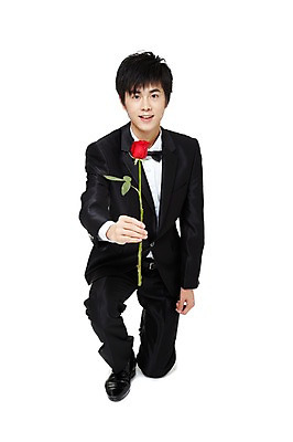 포토 JPG 스튜디오촬영 전신 식물 해외기획촬영 남자 꽃 프로포즈 한송이 2011년중국 나비넥타이 실내 선물 한명 미소 웃음 들기 누끼 사람 동양인 정장 턱시도 이벤트 20대 성인 앞모습 중국인 장미 무릎꿇기 주기 남자만 남자한명만 성인남자만 청년만 청년남자만 청년남자한명만 성인한명만 성인남자한명만 성인만 국내포토 외국인 1 옷 뷰포인트 모션 넥타이 표정 인종 청년 내부 송이 파일형식