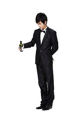 포토 JPG 스튜디오촬영 전신 해외기획촬영 남자 2011년중국 나비넥타이 술병 주류 실내 한명 서기 들기 누끼 사람 동양인 정장 턱시도 20대 성인 중국인 파티 와인 모임 붓기 웨이터 와인병 서비스 뒷짐 서빙 남자만 남자한명만 성인남자만 청년만 청년남자만 청년남자한명만 성인한명만 성인남자한명만 성인만 국내포토 외국인 직업 1 옷 음료 모션 넥타이 병_용기 인종 이벤트 청년 내부 파일형식