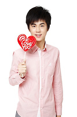 포토 JPG 스튜디오촬영 해외기획촬영 문자 알파벳 영어 기념일 남자 음식 프로포즈 2011년중국 화이트데이 실내 막대사탕 사탕 선물 한명 서기 미소 웃음 들기 누끼 사람 동양인 이벤트 상반신 20대 성인 앞모습 캐주얼 중국인 남자만 남자한명만 성인남자만 청년만 청년남자만 청년남자한명만 성인한명만 성인남자한명만 성인만 국내포토 외국인 1 옷 뷰포인트 모션 데이이벤트 디저트 표정 인종 청년 내부 파일형식