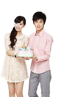 포토 JPG 스튜디오촬영 해외기획촬영 커플 여자 기념일 남자 음식 한쌍 2011년중국 화이트데이 실내 사탕 선물 서기 미소 웃음 들기 누끼 사람 동양인 이벤트 20대 성인 두명 앞모습 캐주얼 선물상자 상자 중국인 알사탕 청년만 성인만 국내포토 외국인 옷 뷰포인트 관계 모션 데이이벤트 디저트 표정 인종 청년 내부 파일형식