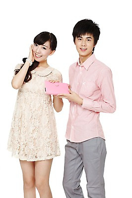 포토 JPG 스튜디오촬영 해외기획촬영 커플 여자 남자 한쌍 2011년중국 실내 선물 서기 미소 웃음 들기 누끼 사람 동양인 20대 성인 두명 앞모습 캐주얼 중국인 다이어리 청년만 성인만 국내포토 외국인 옷 뷰포인트 관계 모션 표정 인종 청년 내부 사무용품 파일형식
