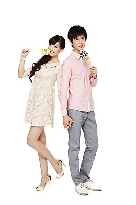 포토 JPG 스튜디오촬영 전신 해외기획촬영 커플 여자 기념일 남자 음식 한쌍 2011년중국 화이트데이 실내 막대사탕 사탕 서기 미소 웃음 들기 누끼 사람 동양인 이벤트 20대 성인 두명 옆모습 캐주얼 중국인 손잡기 하이힐 청년만 성인만 국내포토 외국인 옷 구두 뷰포인트 관계 모션 데이이벤트 디저트 표정 인종 청년 내부 여성화 파일형식