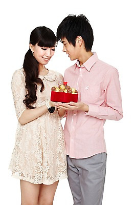 포토 JPG 스튜디오촬영 해외기획촬영 커플 여자 기념일 남자 음식 한쌍 2011년중국 실내 발렌타인데이 선물 서기 미소 웃음 들기 누끼 사람 동양인 이벤트 20대 성인 두명 앞모습 캐주얼 선물상자 중국인 초콜릿 청년만 성인만 국내포토 외국인 옷 뷰포인트 관계 모션 데이이벤트 디저트 표정 인종 청년 내부 상자 파일형식