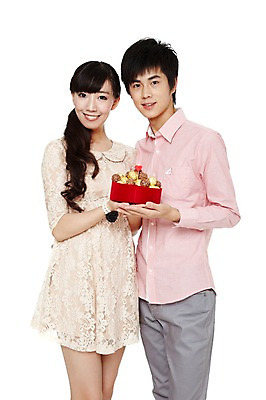 포토 JPG 스튜디오촬영 해외기획촬영 커플 여자 기념일 남자 음식 한쌍 2011년중국 실내 발렌타인데이 선물 서기 미소 웃음 들기 누끼 사람 동양인 이벤트 20대 성인 두명 앞모습 캐주얼 선물상자 중국인 초콜릿 청년만 성인만 국내포토 외국인 옷 뷰포인트 관계 모션 데이이벤트 디저트 표정 인종 청년 내부 상자 파일형식